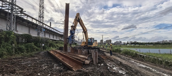 35ton SHANTUI 335LC Excavator Side Grip Hydraulic Vibro Hammer for 12M Pile Driver