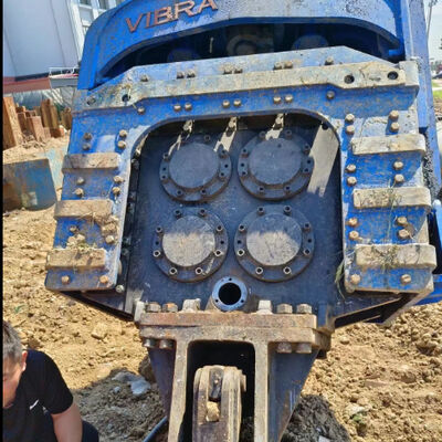 Four Eccentric Pile Driver – 1064kN High Impact Energy Per Blow + High‑Flow Merging Valve Unit 700L/min For Heavy Construction