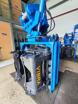 Low Headroom Pile Driver – Side Grip Design with 360° Rotation & Dual Pump Flow Merging for Heavy Piling